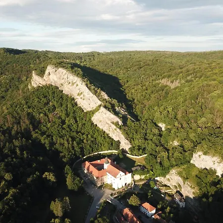 Hotel Obecna Skola Svatý Jan pod Skalou