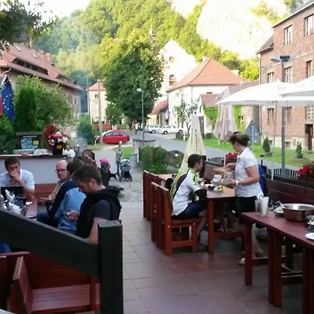 Obecna Skola Hotel Svatý Jan pod Skalou