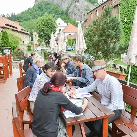 Obecna Skola Hotel 3*