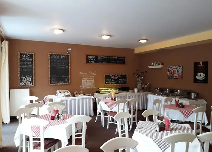 ホテル Obecna Skola 3*