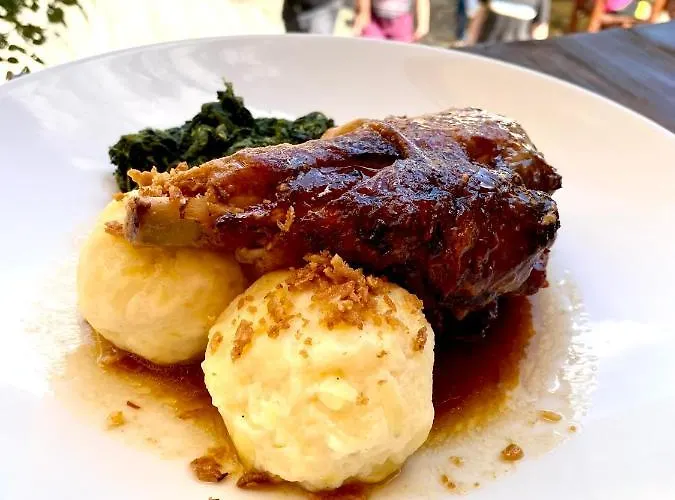 Obecna Skola Hotel 3*